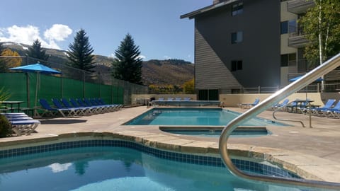 Year-round heated pool & hot tubs