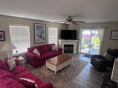 Comfortable & Inviting Family Room - High Def Smart TV with streaming options