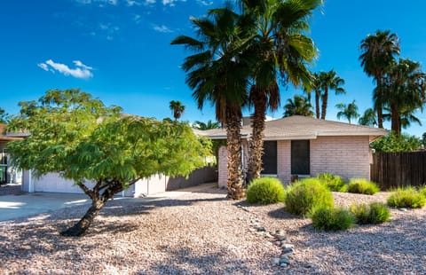 3 bedroom home on a quiet street off 40th and Cactus.  Easy access to 51 and 101