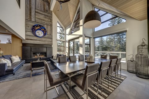 Lounge/Dining Area