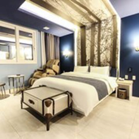 Standard Double Room | Individually decorated, individually furnished, blackout drapes