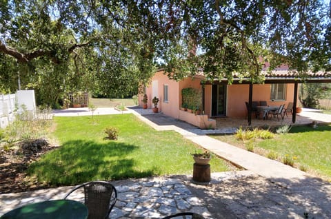 Joleni Cottage is a tranquil retreat in a natural location.