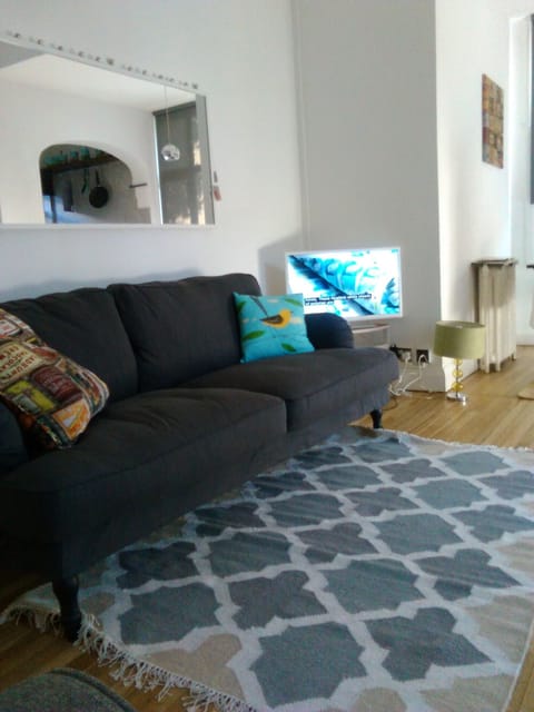 THE LOUNGE 