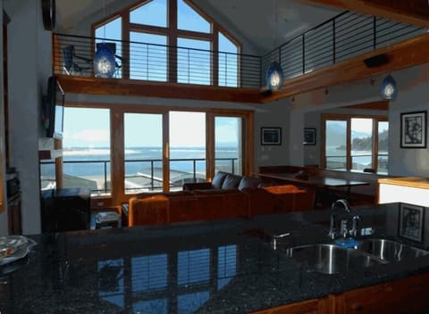 Great Room w/a VIEW, counter seating@kitchen counter, LARGE bench/table to rt
