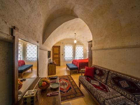 Deluxe Suite, 1 Queen Bed, Jetted Tub, Garden View | Room amenity
