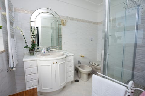 Comfort Double Room | Bathroom | Shower, rainfall showerhead, free toiletries, hair dryer