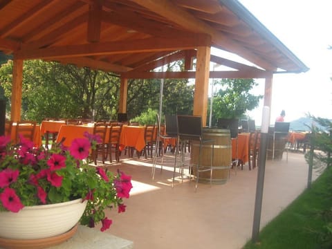 Breakfast, lunch, dinner served; Italian cuisine 