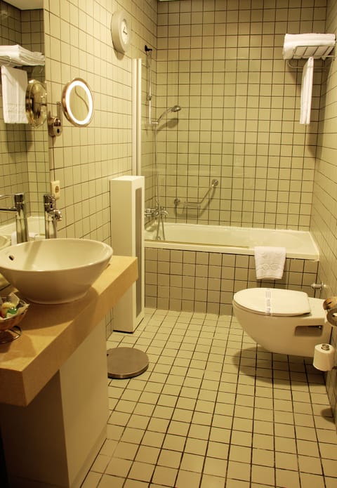 Combined shower/tub, deep soaking tub, free toiletries, hair dryer