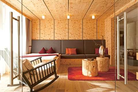 Hypo-allergenic bedding, minibar, in-room safe, desk