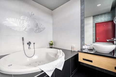 Honeymoon Suite | Bathroom | Free toiletries, hair dryer, towels, soap
