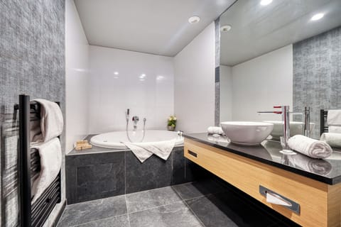 Junior Suite | Bathroom | Free toiletries, hair dryer, towels, soap