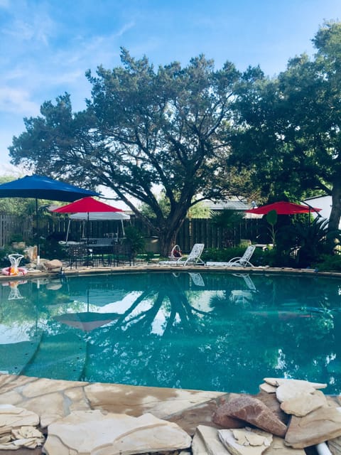 Beautiful  secluded possibly shared tropical 🌴 swimming pool!