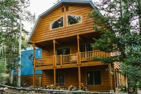 Spruce cabin, gorgeous and private!
