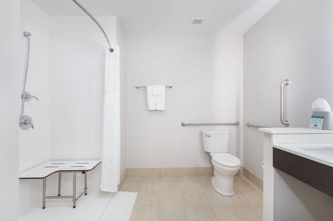 Combined shower/tub, free toiletries, hair dryer, towels