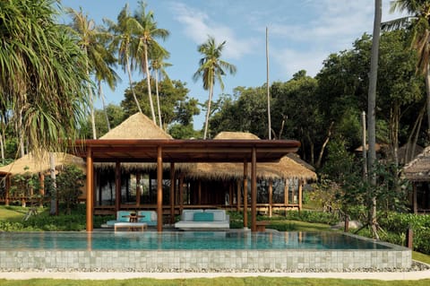 Castaway Beach Fron Pool Villa 2 Bedrooms | Minibar, in-room safe, desk, blackout drapes