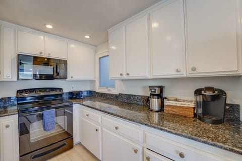 Front Unit: We set the kitchen up with everything you need to prepare a meal at home!