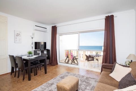 dining room with sea view, terrace to live