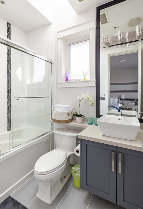 Classic Double Room, 1 Queen Bed, Non Smoking | Bathroom | Slippers, towels, soap, toilet paper