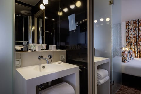 Classical room (for 2 persons) | Bathroom | Designer toiletries, hair dryer, bathrobes, slippers