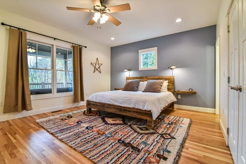 Cozy king-sized Casper mattress in the master bedroom