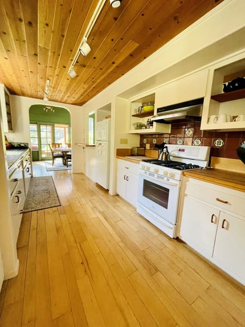 Spacious, well-equipped kitchen
