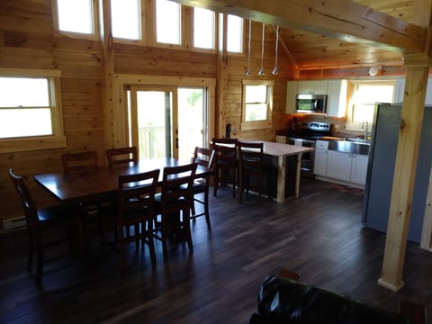 Kitchen and dining (level 2)