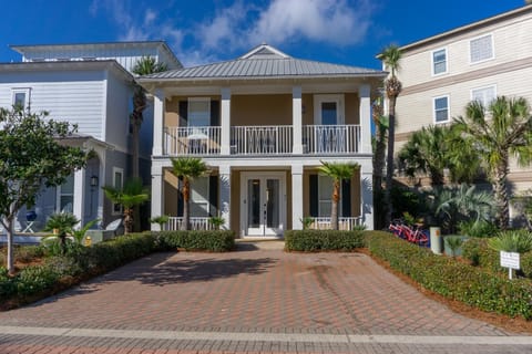 The Pool Deck House, right on the pool deck, 1 block off beach Look at this Pool