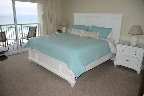 King size bed with direct Gulf view through balcony door