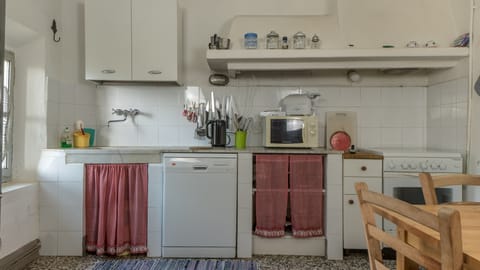 The kitchen (fully equipped)