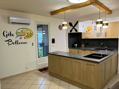 cuisine avec porte d'accès au bâtiment de piscine intérieure, spa et hammam