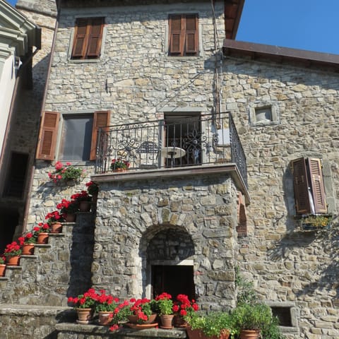 Geraniums frame the villa doors. The pool & gardens  are just round the corner.