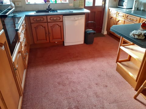 Dish Washer in FULLY FITTED KITCHEN