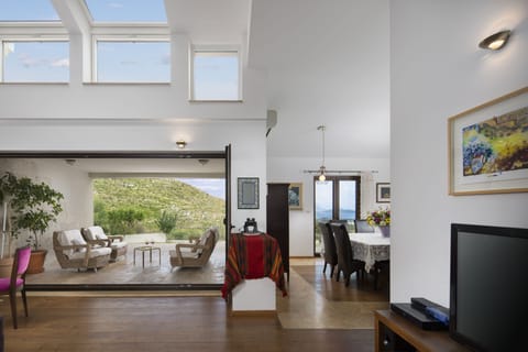 Main Living Room, Veranda