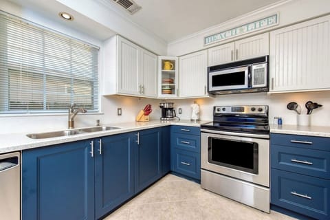 All you need is here in this sunny and well supplied kitchen!