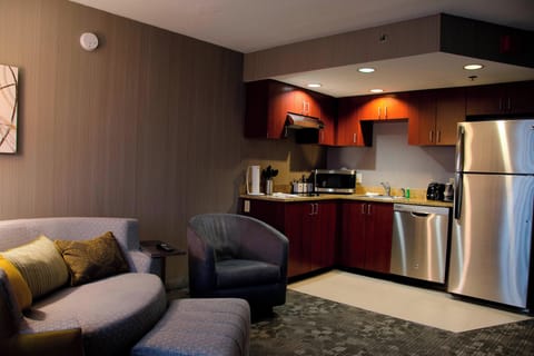 Fridge, coffee/tea maker