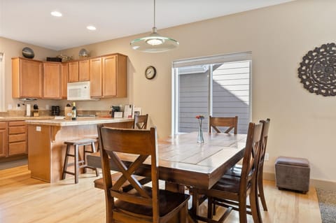 Seated dining for eight, breakfast bar for two