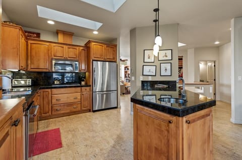 Fully equipped kitchen, breakfast bar for two