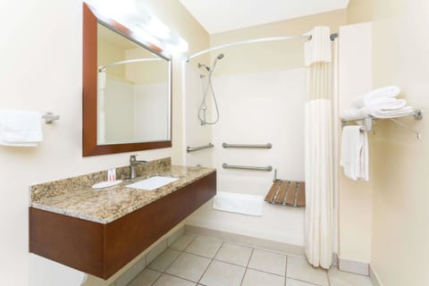 Room, 1 Queen Bed, Non Smoking | Bathroom | Combined shower/tub, hair dryer, towels
