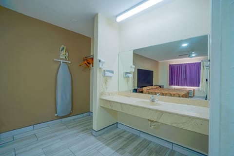 Room, 1 King Bed, Smoking | Bathroom | Free toiletries, hair dryer, towels
