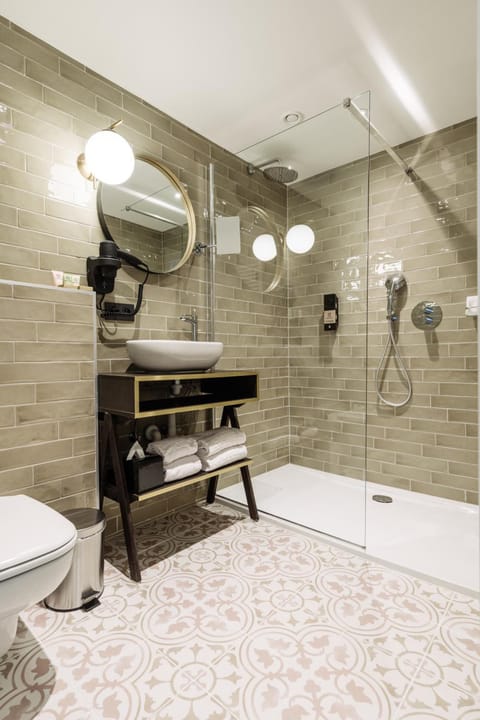 Shower, free toiletries, towels