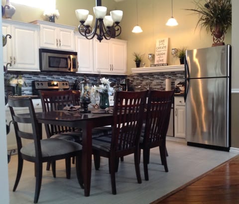 Stunning kitchen and loaded, new coffee that makes single cups or full pots.