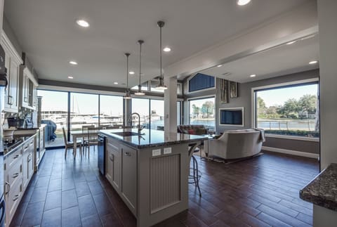 Panoramic views with motorized privacy screens 