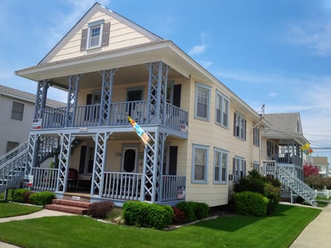 22nd & Central Ave 1st fl 3 BR condo cottage 1 block to beach & boardwalk