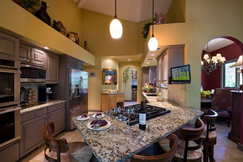 SEAT AT ISLAND BAR OR 4 SEATS AT HIGH TOP ROUND TO RIGHT OF ISLAND (NOT SHOWN).