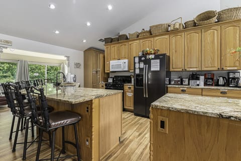 Plenty of seating at the bar ... perfect for breakfast, brunch or Happy Hour 