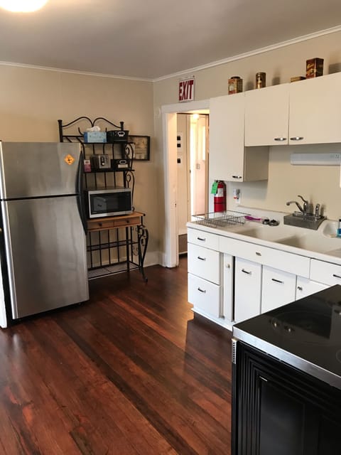 Kitchen with oven/microwave, fridge, basic spices. Complimentary Coffee/Tea
