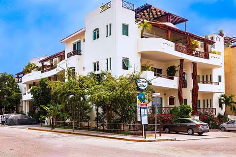 Las Olas Condominium - the perfect location to experience Playa Del Carmen.