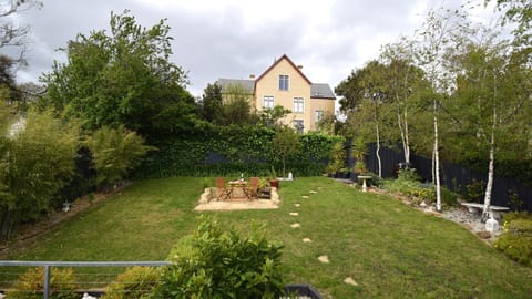 Huge back garden retreat