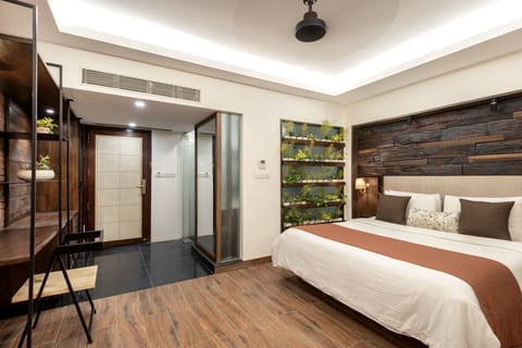 Luxury Room, 1 King Bed | In-room safe, iron/ironing board, rollaway beds, free WiFi