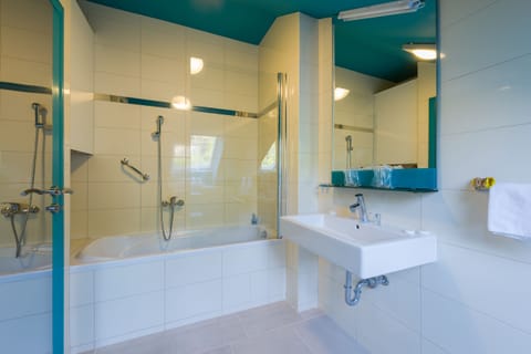 Bathtub, free toiletries, hair dryer, slippers